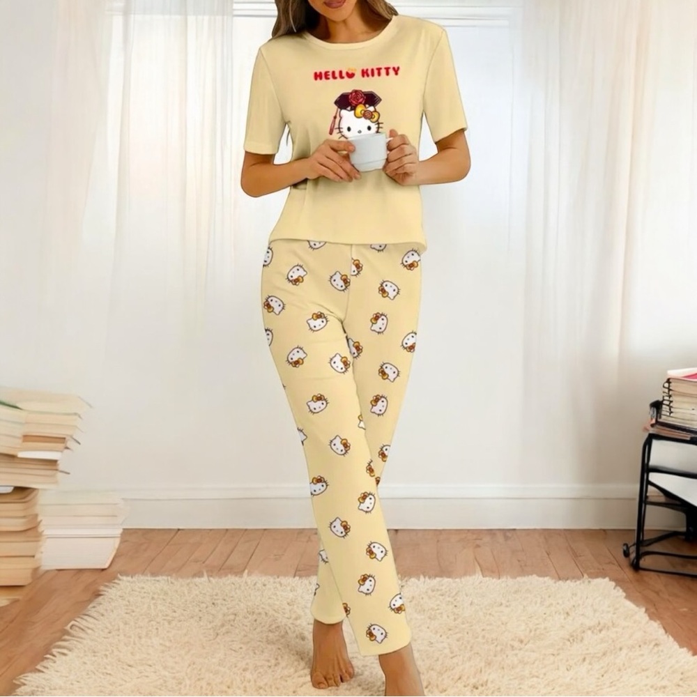 NWT! Sanrio Hello Kitty Women’s Pajama Set